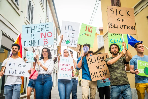 Протестующие против глобального потепления активисты — стоковое фото