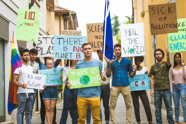 Activists demonstrating against global warming — Stock Photo, Image