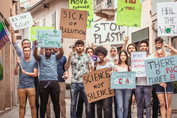 Ativistas que se manifestam contra o aquecimento global — Fotografia de Stock