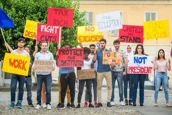 Активисты протестуют против социальных проблем — стоковое фото
