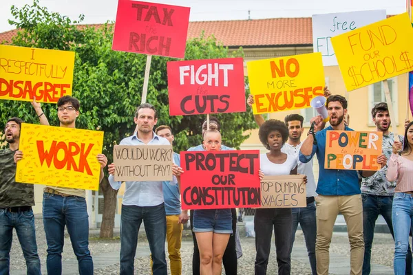 Aktivisté předvádějící proti sociálním otázkám — Stock fotografie