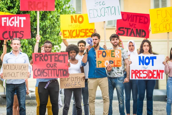 Activistas manifestándose contra temas sociales —  Fotos de Stock