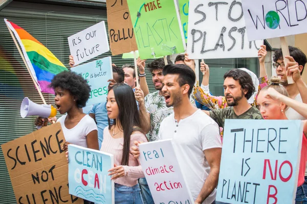 Ativistas que se manifestam contra o aquecimento global — Fotografia de Stock