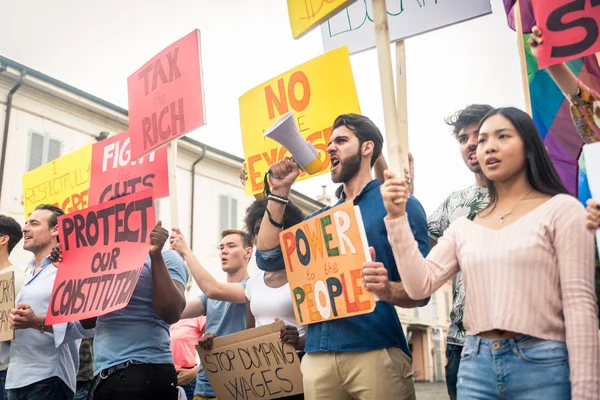 Aktivisták demonstrálása szociális kérdések — Stock Fotó