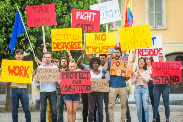 Activistas manifestándose contra temas sociales — Foto de Stock