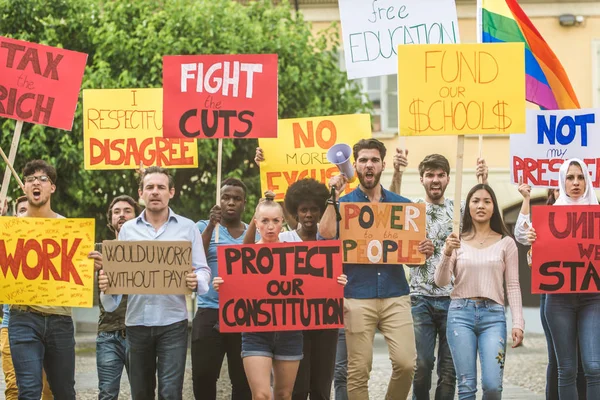 Активисты протестуют против социальных проблем — стоковое фото