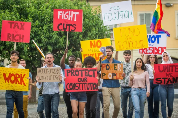 Активисты протестуют против социальных проблем — стоковое фото