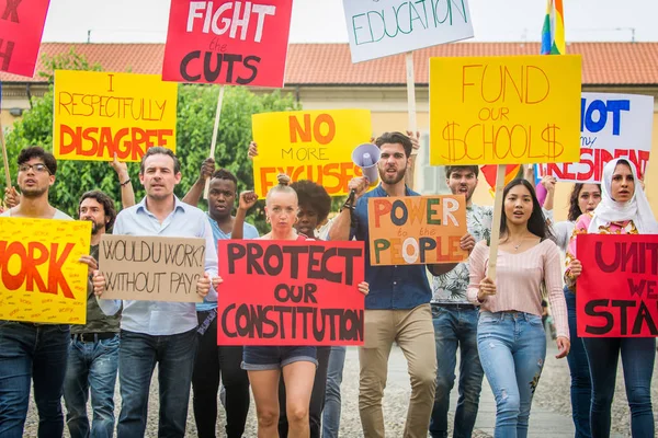 Aktivisták demonstrálása szociális kérdések — Stock Fotó