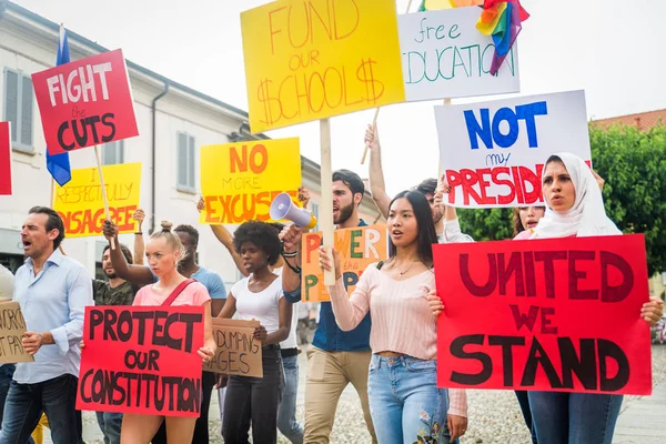 Activistas manifestándose contra temas sociales — Foto de Stock