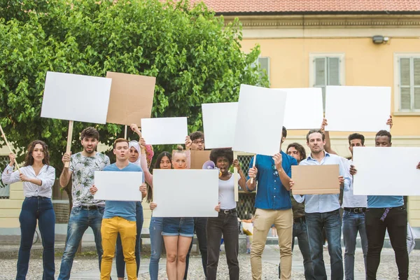 Aktivister som demonstrerar mot sociala frågor — Stockfoto