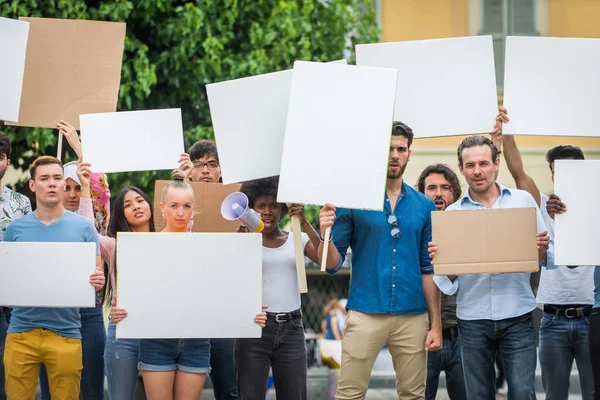 Activistas manifestándose contra temas sociales — Foto de Stock