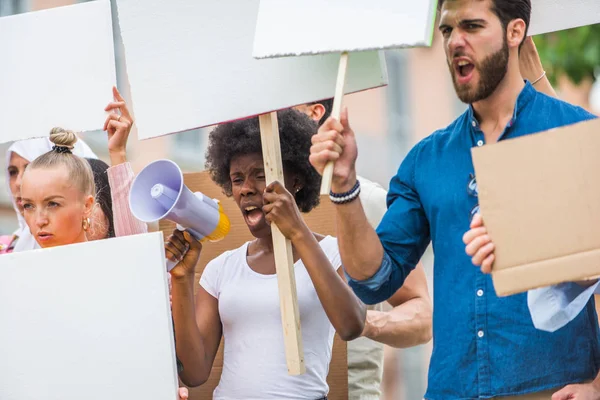 Activistas manifestándose contra temas sociales —  Fotos de Stock