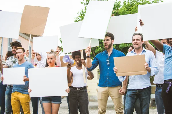 Activistas manifestándose contra temas sociales — Foto de Stock