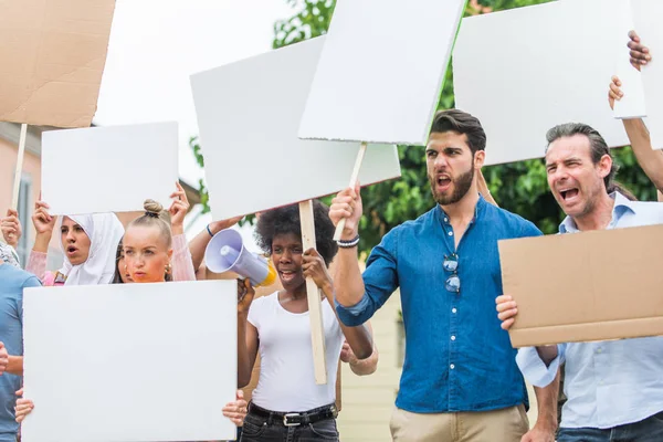 Activistas manifestándose contra temas sociales — Foto de Stock