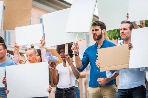 Activistas manifestándose contra temas sociales — Foto de Stock