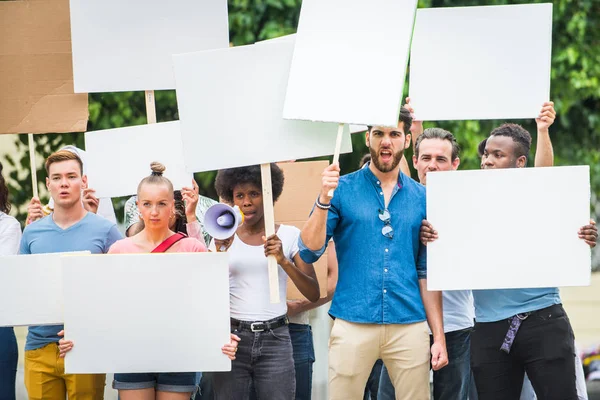 Activistas manifestándose contra temas sociales — Foto de Stock