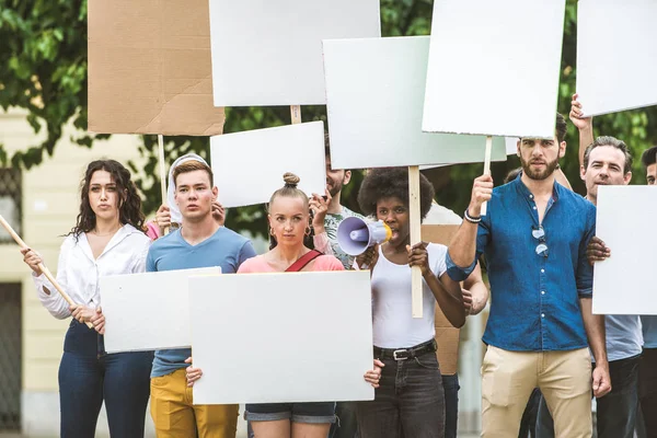 Aktivister som demonstrerar mot sociala frågor — Stockfoto