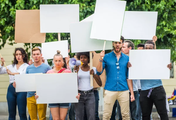 Activistas manifestándose contra temas sociales — Foto de Stock