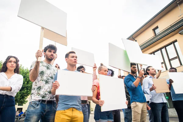 Aktivisté předvádějící proti sociálním otázkám — Stock fotografie