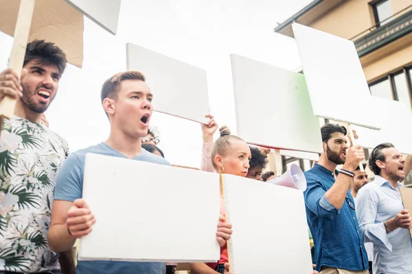 Activisten die tegen sociale vraagstukken demonstreren — Stockfoto