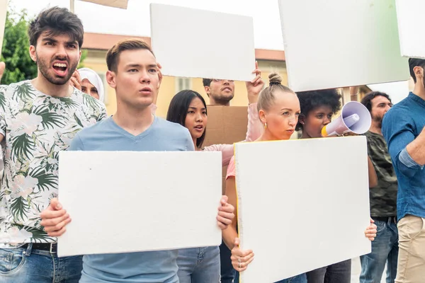 Aktivister som demonstrerar mot sociala frågor — Stockfoto