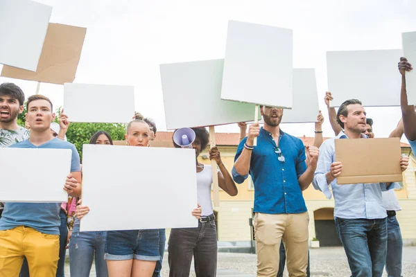 Activisten die tegen sociale vraagstukken demonstreren — Stockfoto