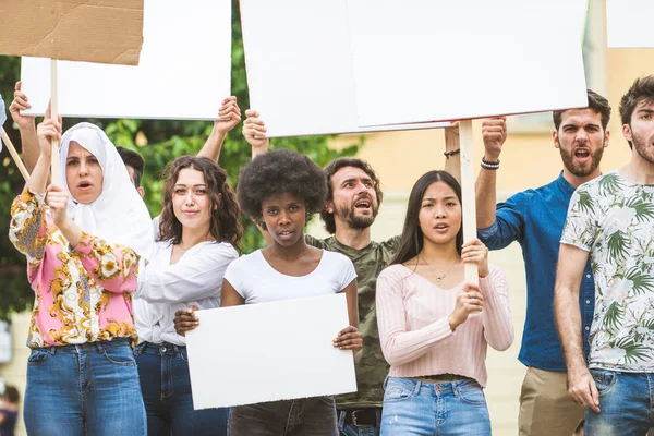 Activistas manifestándose contra temas sociales — Foto de Stock