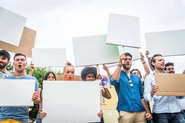 Aktivisten demonstrieren gegen soziale Probleme — Stockfoto