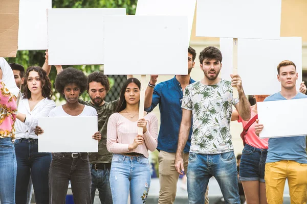 Activistas manifestándose contra temas sociales — Foto de Stock