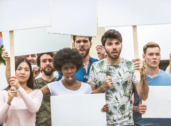 Activistas manifestándose contra temas sociales — Foto de Stock