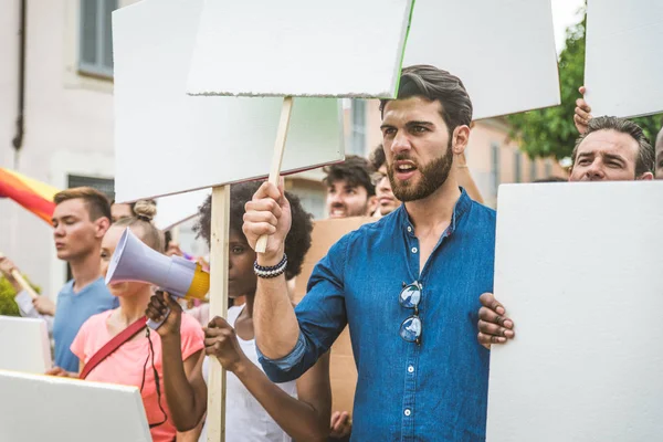 Activistas manifestándose contra temas sociales — Foto de Stock