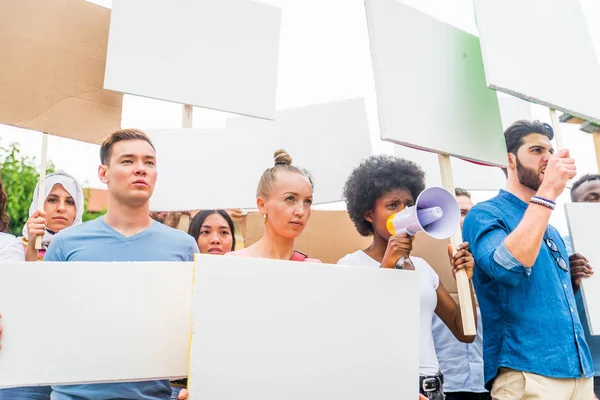 Activistas manifestándose contra temas sociales — Foto de Stock
