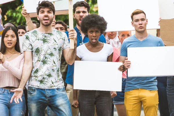 Activistas manifestándose contra temas sociales — Foto de Stock