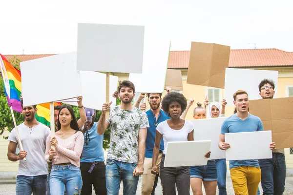 Activistas manifestándose contra temas sociales — Foto de Stock