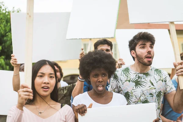 Activistas manifestándose contra temas sociales — Foto de Stock