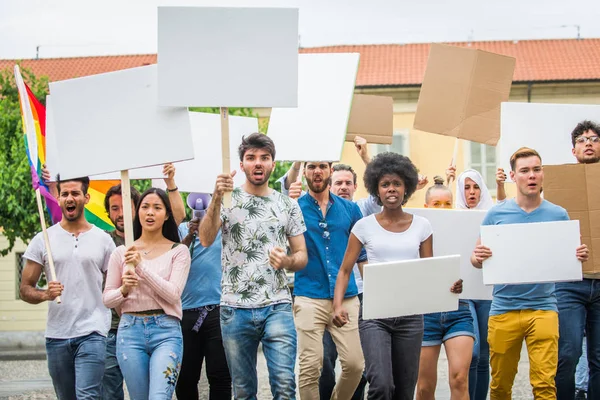 Activistas manifestándose contra temas sociales —  Fotos de Stock