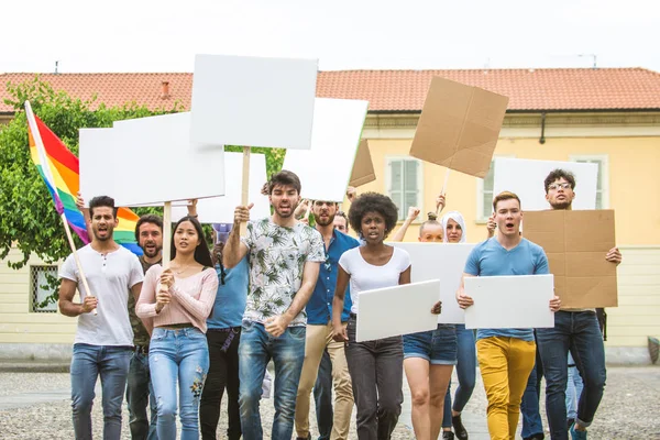 Activistas manifestándose contra temas sociales — Foto de Stock