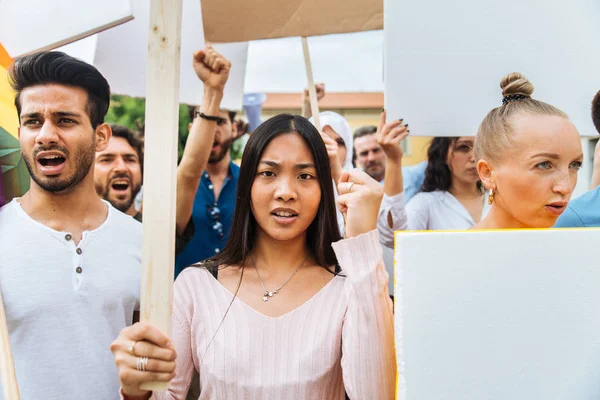 Aktivister som demonstrerar mot sociala frågor — Stockfoto