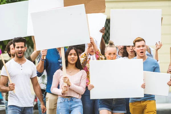 Activisten die tegen sociale vraagstukken demonstreren — Stockfoto