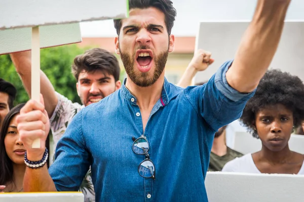 Attivisti che manifestano contro le questioni sociali — Foto Stock