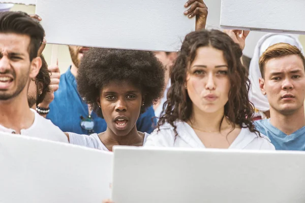 Activistas manifestándose contra temas sociales — Foto de Stock