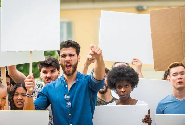 Activistas manifestándose contra temas sociales — Foto de Stock