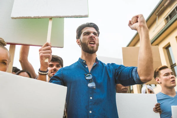 Attivisti che manifestano contro le questioni sociali — Foto Stock