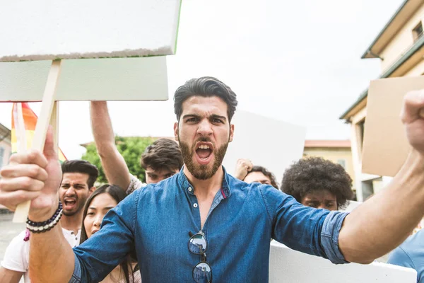 Activisten die tegen sociale vraagstukken demonstreren — Stockfoto