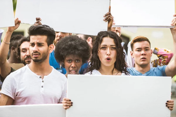 Activistas manifestándose contra temas sociales — Foto de Stock