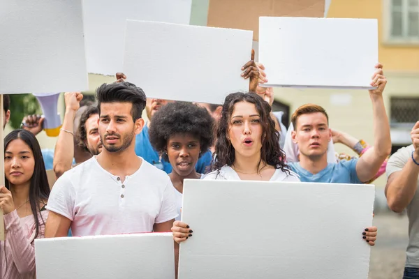 Activisten die tegen sociale vraagstukken demonstreren — Stockfoto