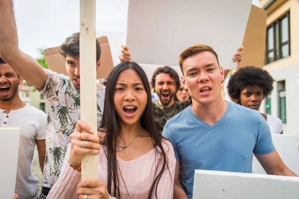 Activistas manifestándose contra temas sociales —  Fotos de Stock