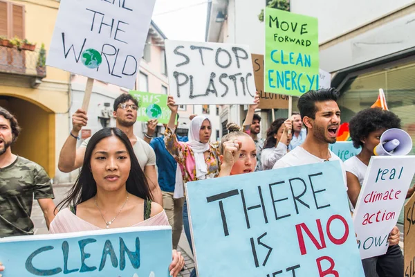 Activistas manifestándose contra el calentamiento global — Foto de Stock