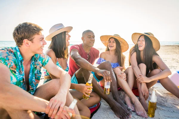 Amigos se divertindo na praia — Fotografia de Stock