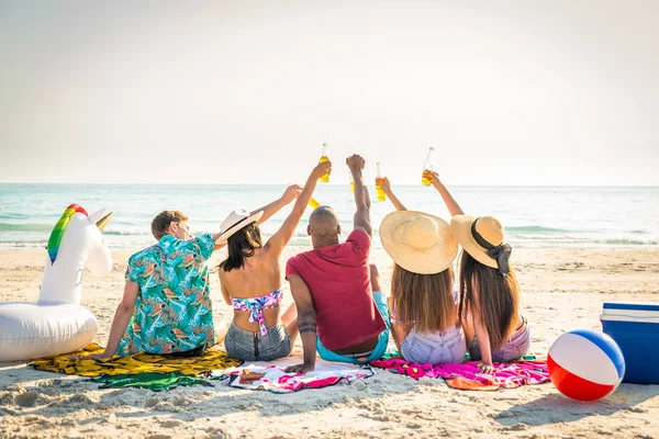 Amigos divirtiéndose en la playa —  Fotos de Stock